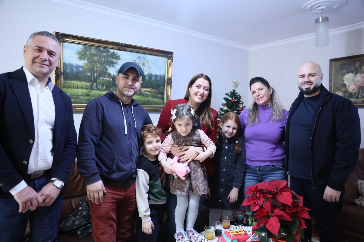 GManastirliu's tweet photo. Tirana♥️ #FestatDuanDashuri

Vizitova shtëpinë e Mario e Krislinda Kopalit, një familje e re, punëtore, me shumë plane për të ardhmen. 
Këto ditë të fundvitit janë një mundësi e mirë për të qenë më pranë njëri-tjetrit dhe për të ndarë kohë e biseda me familje e banorë të Tiranës. https://t.co/2jWC3ziDbW