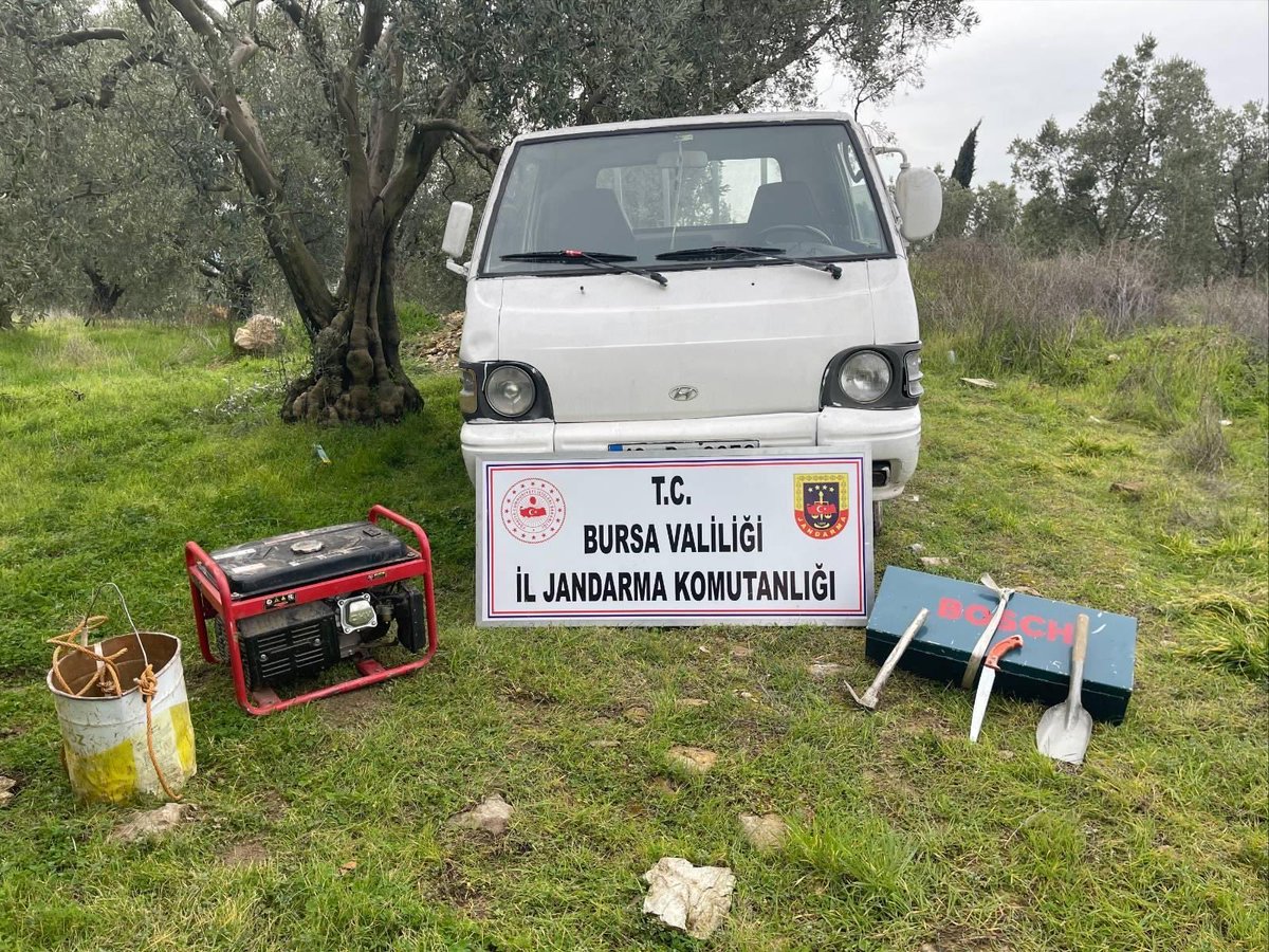 bursailjandarma's tweet photo. Bursa ili İznik ilçesi Tacir Mahallesinde bulunan ormanlık alanda Komutanlığımızca 25 Aralık 2025 günü icra edilen operasyon neticesinde arazide (2) şahsın kaçak kazı yaptığı tespit edilmiştir. 

Şüpheli şahıslar ile birlikte;

🟥1 Adet Jeneratör,

🟦 1 Adet Kırıcı/Delici Hilti yakalanmış olup konuyla ilgili adli işlemlere başlanılmıştır.

📍İznik

#Jandarma 

@jandarma 
@Itataroglu46