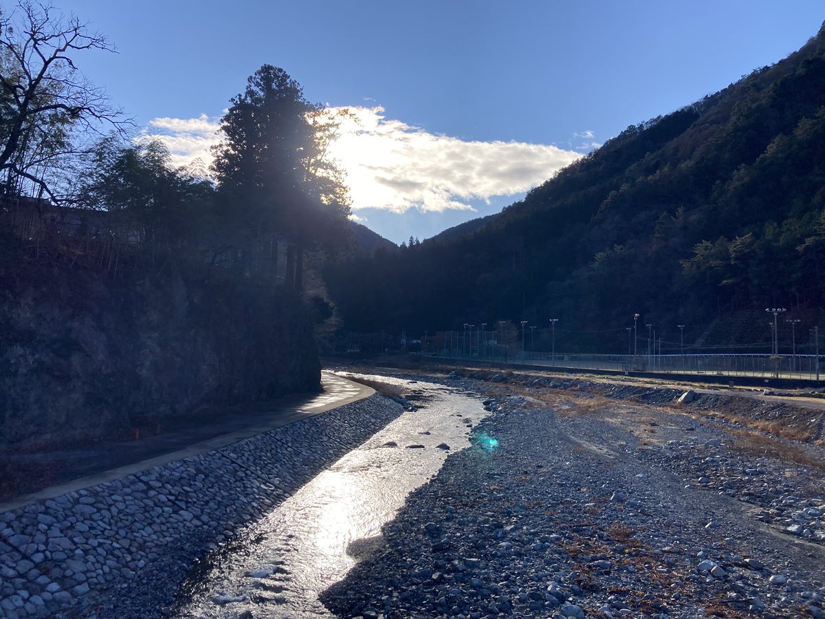 お疲れ様です。
本日が仕事納めの方も多いでしょうか。
丹波山では風花が舞い、一層寒くなりました。
まだまだお仕事の方も大変ご苦労様です。引き続き皆様ご自愛ください🐺