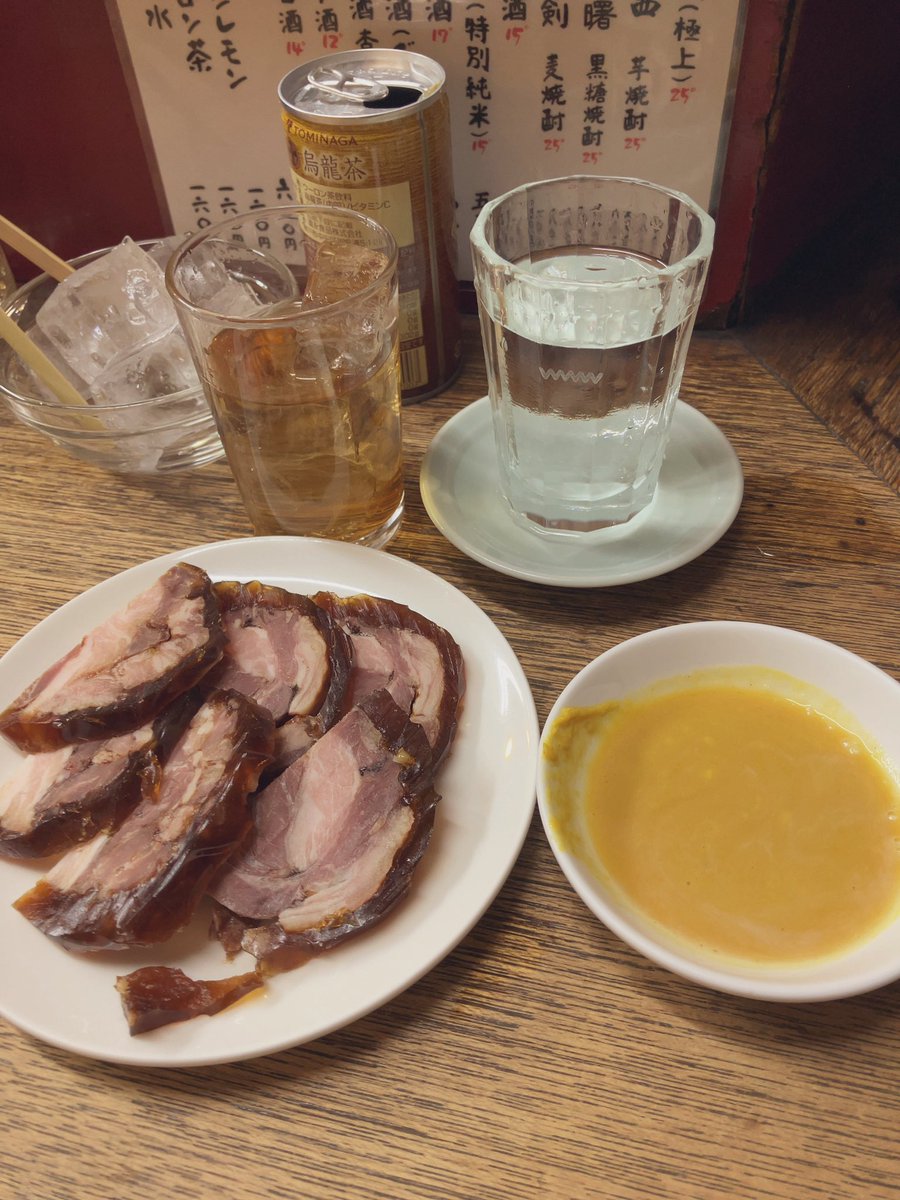 最近恒例になりつつある実家へのお年賀、味珍@横浜のお肉を受け取りに。受け取るだけってわけにもいかんので、軽くつまんで。
