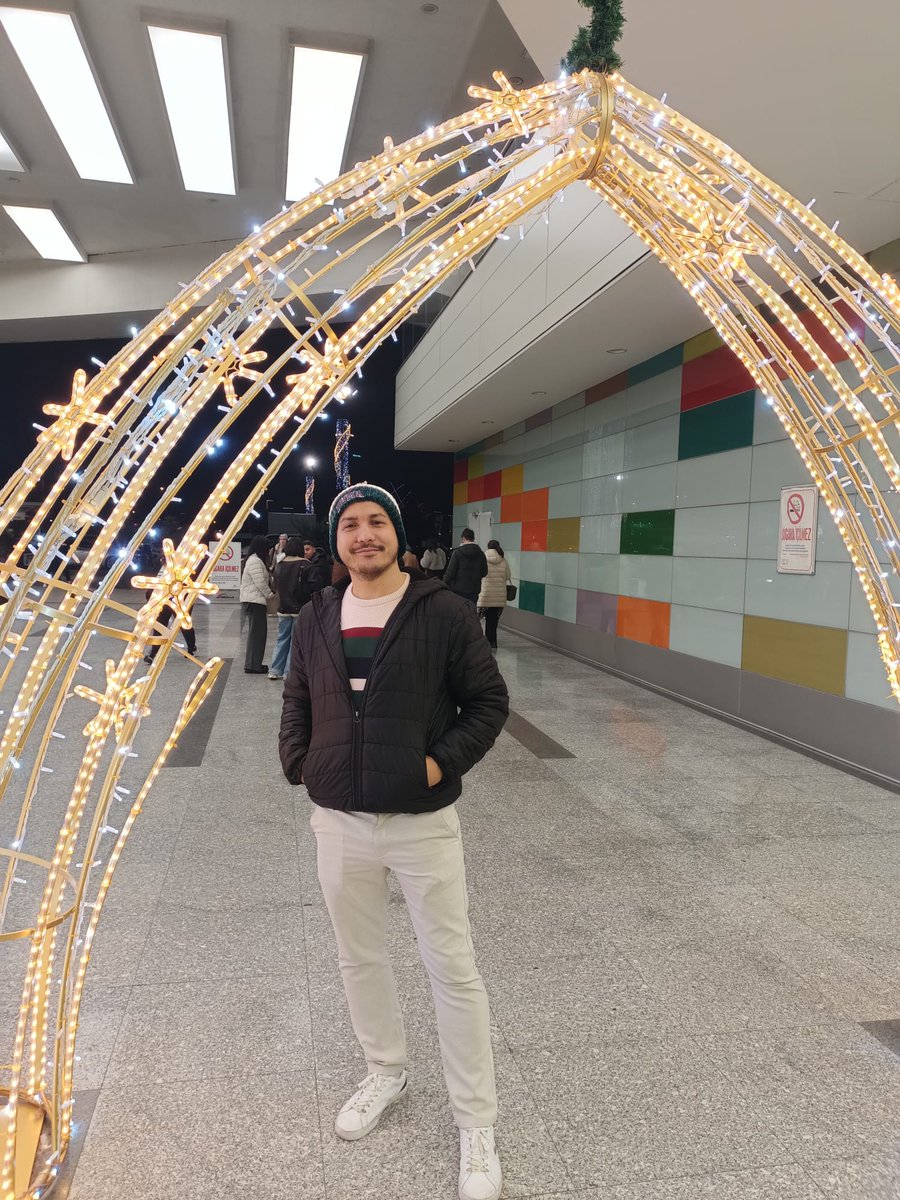 AliAkar_'s tweet photo. Bu gece yollarımı gözler anlık,  
Gurur yapıp aramıyorsa, içinden özler artık.
Kendimi ihmal edip boşa el attım,  
Andım olsun, zihnimi sahiplendim;
Şiir sokakta değil artık. https://t.co/6vff4Zhq0G