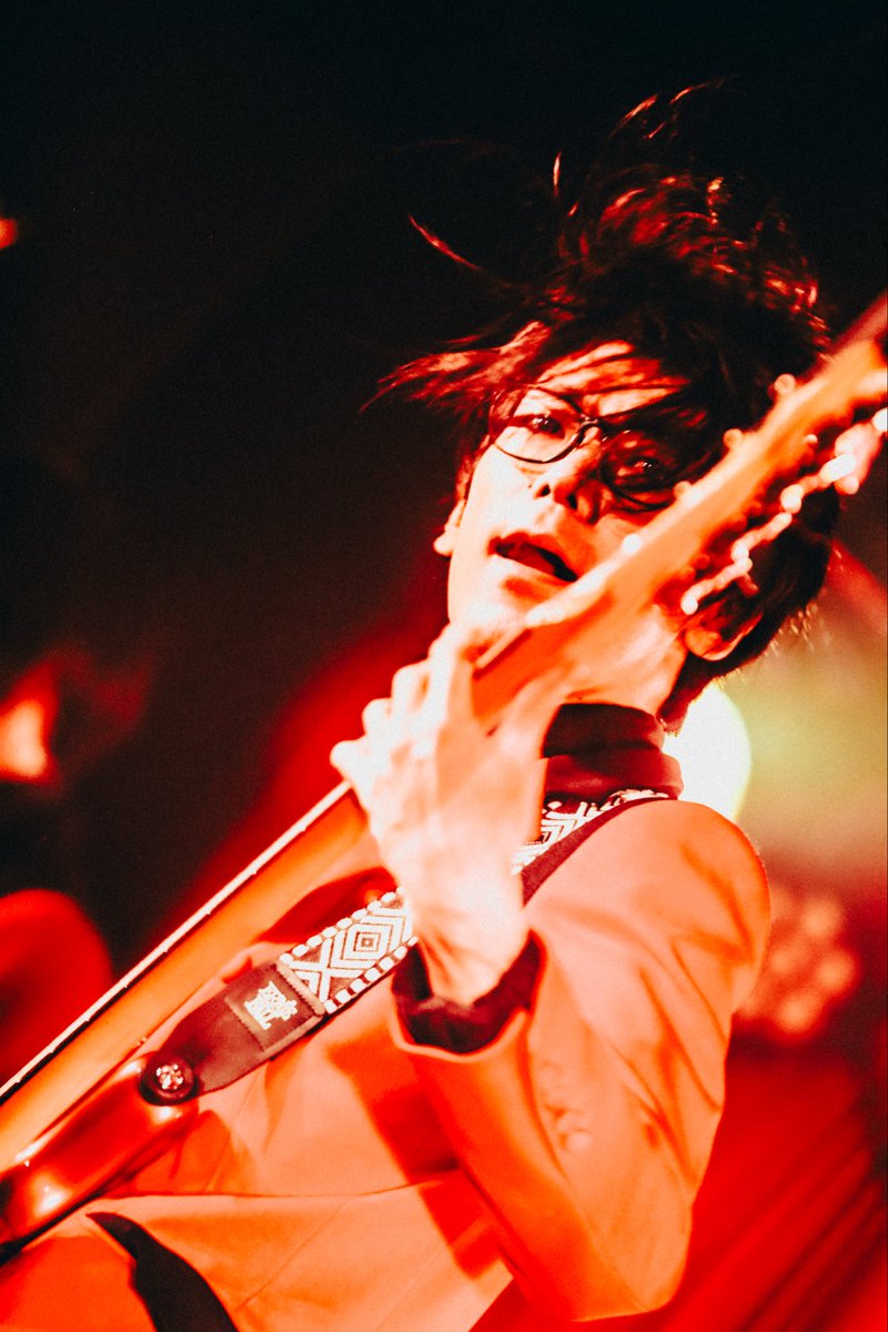 tokyo_countdown's tweet photo. 【ビレッジマンズストア】 名古屋が生んだ暴れ馬によるドンガラガッシャン暴年会。爆音の鳴る場所で真っ赤に輝く漢たちが叫ぶ「俺たちの2025年は始まったばかり」。もういくつ寝たら今年も終わるっていうのにゴールが見えてたって最後まで駆け抜けるのがロックンロールバンドだ。
#TOKYOCOUNTDOWN2025 https://t.co/TzoaPQ3LGc