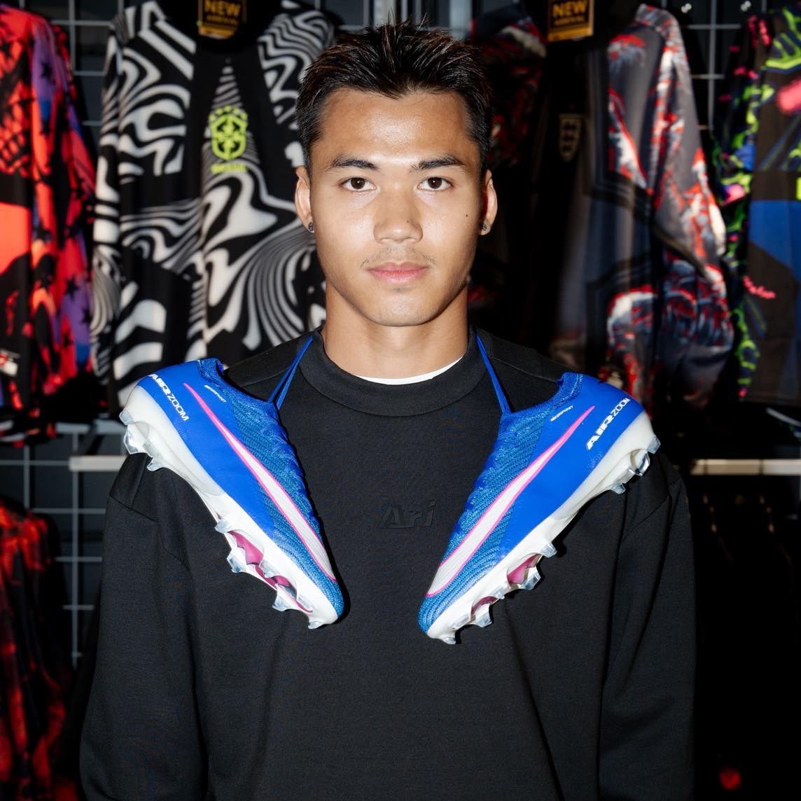 พร้อมบุกทุกจังหวะ !! 📷📷
ปรเมศย์ อาจวิไล - 𝗔𝗿𝗶 𝗣𝗿𝗲𝘀𝗲𝗻𝘁𝗲𝗿
กับ 𝗡𝗶𝗸𝗲 𝗠𝗲𝗿𝗰𝘂𝗿𝗶𝗮𝗹 𝗩𝗮𝗽𝗼𝗿 𝟭𝟲 𝗔𝘁𝘁𝗮𝗰𝗸 𝗣𝗮𝗰𝗸
ปลุกสัญชาตญาณแห่งเกมรุก ได้แล้ววันนี้ 📷
ที่ร้านอาริ ฟุตบอล ทุกสาขาและช่องทางออนไลน์

#AriFootball #FootballForAll #ฟุตบอลของทุกคน