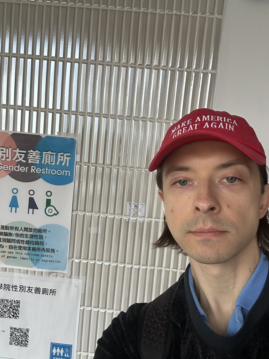 iamkeluo's tweet photo. 今天非常有生產力！我一邊上課，一邊順手清理了校園牆上的垃圾貼紙。雖然我知道很快又會有新的垃圾出現，但我還是想盡力讓環境變乾淨。
我真心希望學校可以要求那些亂貼貼紙的人，讓他們自己來清理並負責。看到牆壁現在乾淨很多，我真的很開心。祝大家寒假愉快！
#dei #跨性別 #台灣 #台中 https://t.co/Cp7131gpit