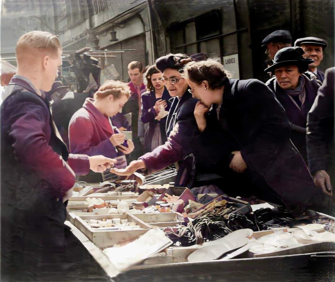 joeflanagan1's tweet image. A wonderful colorized photo of Brick Lane 1940