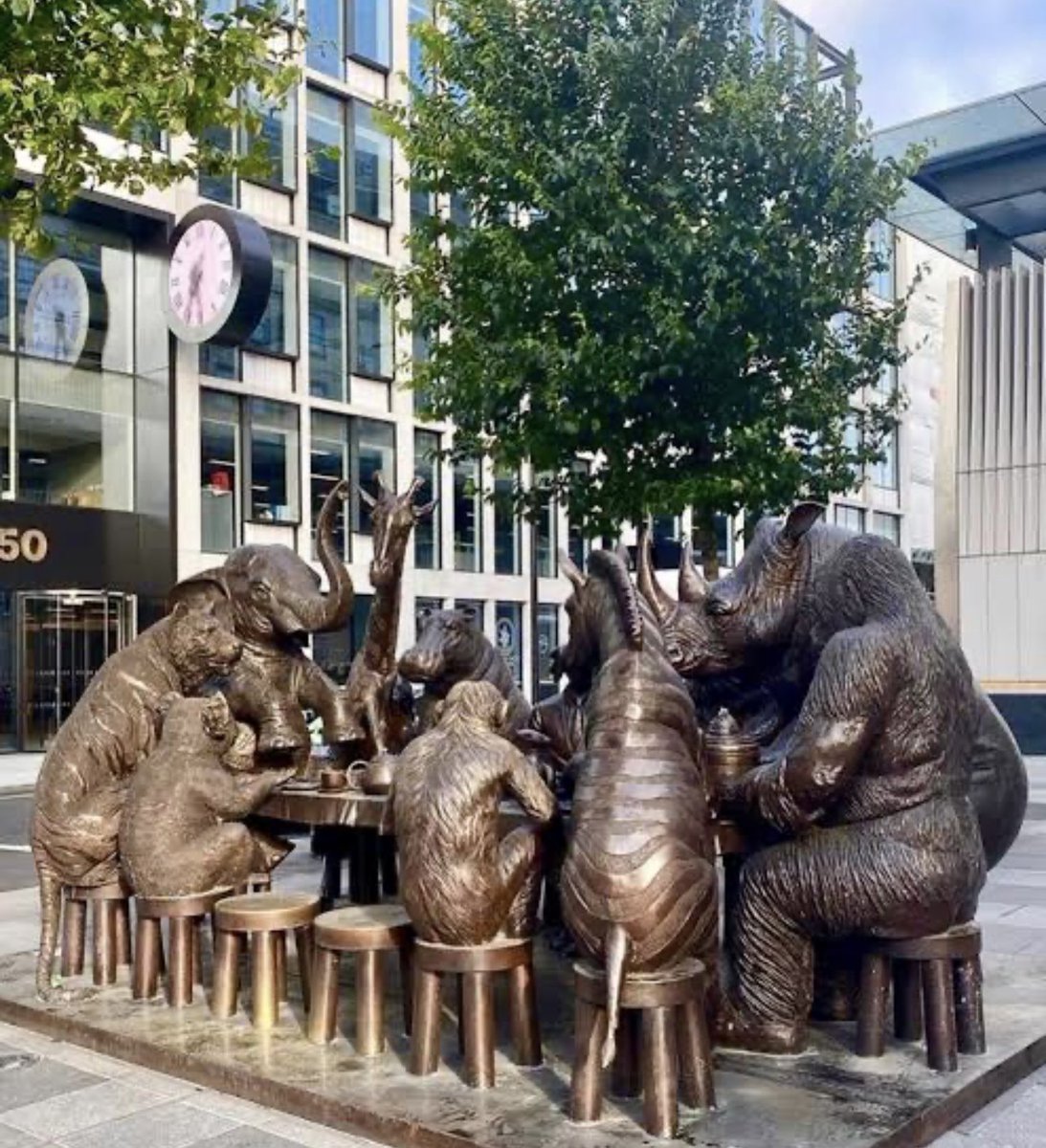 This wild table of love makes me pause every time I pass by—utterly intriguing 😍! I love love it.

Any guesses where you spot this - hints England 🙃😬