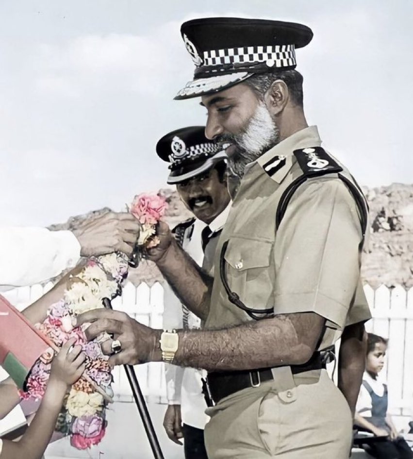 قابوس لم يفنى هواكَ فها هنا
صدق تنامى مثل قلبك أخضرا

✍🏻| بثينـة الشيـدية