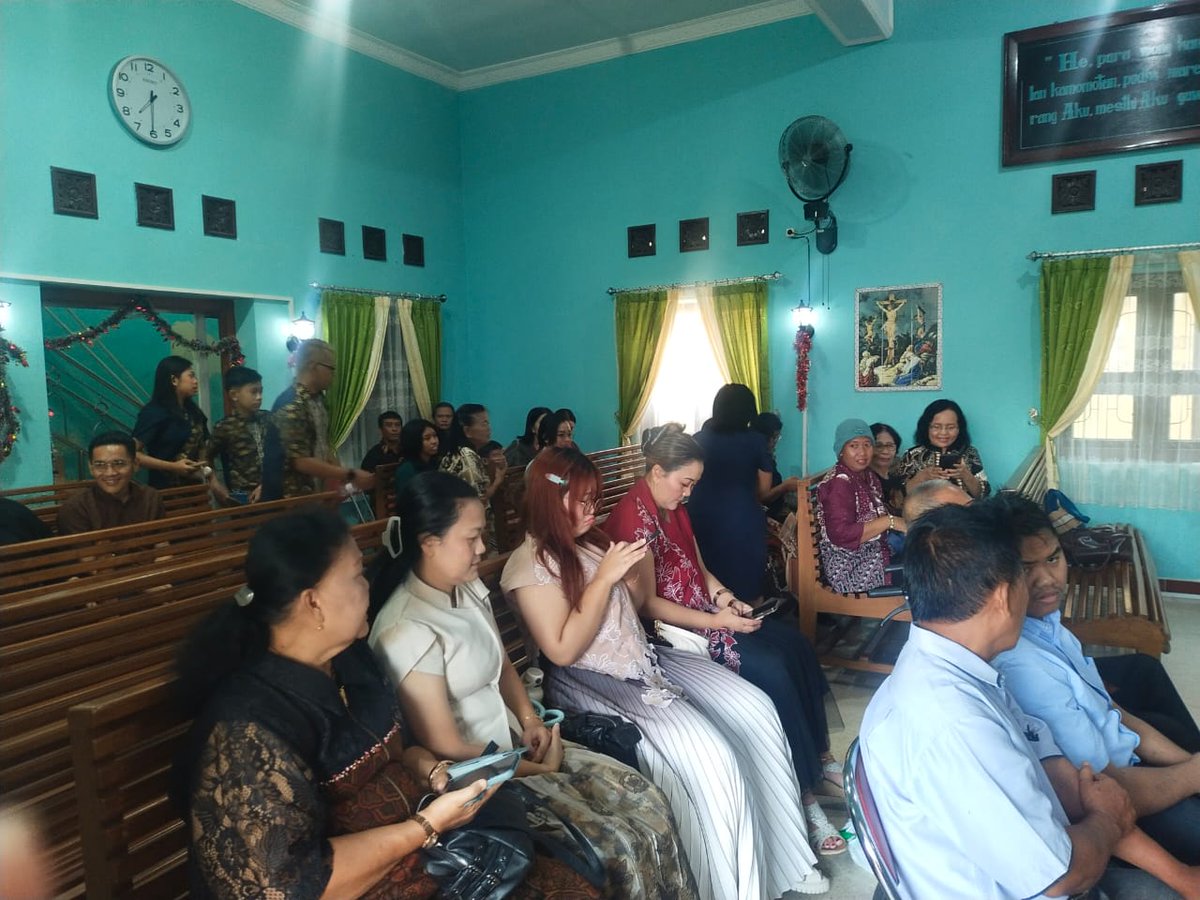 KPolanharjo's tweet photo. Babinsa koramil 15/PLH Sertu wahyu joko melaksanakan pengamanan ibadah natal di GKJ jatinom kec polanharjo kab klaten
@kodim_0723_klaten 
@korem074wrt_solo https://t.co/2C2wKo3k38
