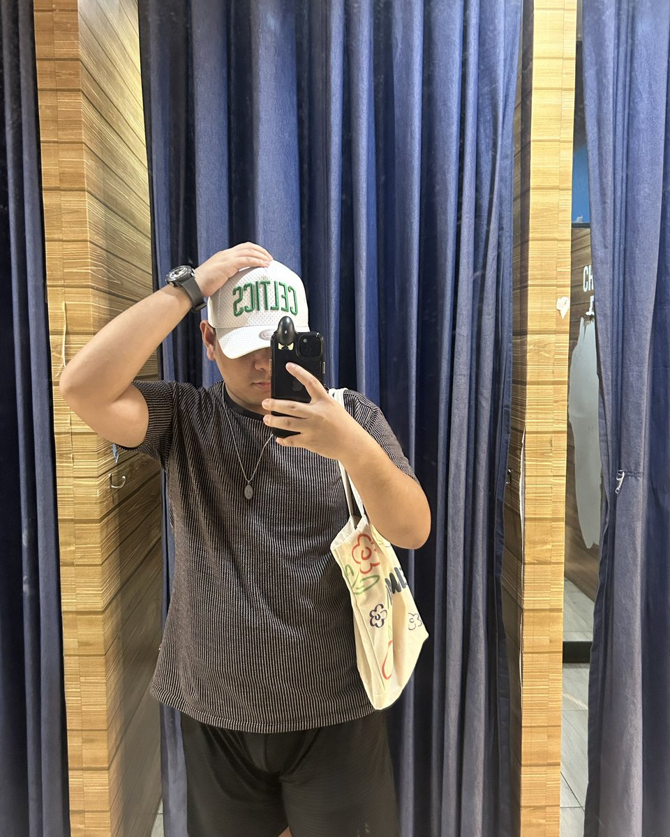 L 👅 R tweet media