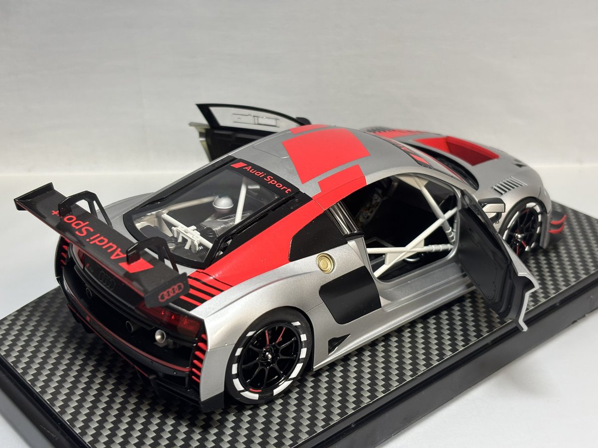 MENG 1/24 アウディR8 LMS GT3 2019
完成！
年内完成できました🚙
今回は半ツヤフィニッシュ！昨今の車両は軽量化でクリア塗装をしないのだとか。
確かに実車写真を見てもテッカテカでは無いので、いつもとは違う感じになりました。
イベントありがとうございました😊
#完成
#プラモ天狼祭冬の陣