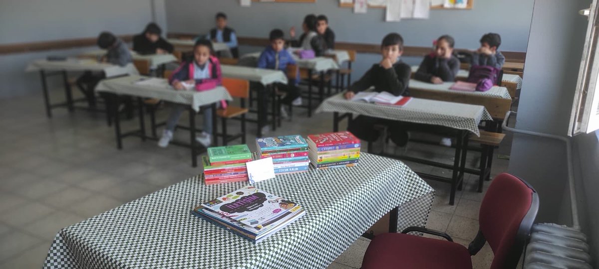 Okulumuza İş Bankası Kültür Yayınları tarafından gönderilen kitaplar öğrencilerimizle buluşturuldu. Bu anlamlı katkı için teşekkür eder, Türkçe öğretmenimiz Rıdvan Şahin’e emeklerinden dolayı teşekkür ederiz. <a href="/mem_siirt/">Siirt İl Millî Eğitim Müdürlüğü</a> <a href="/SazIlhan/">İlhansaz</a>