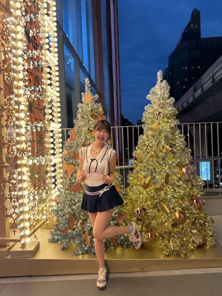 ashdt888's tweet photo. 圣诞🎄快乐🎉 #御姐女王 https://t.co/fOmjk7rsxp