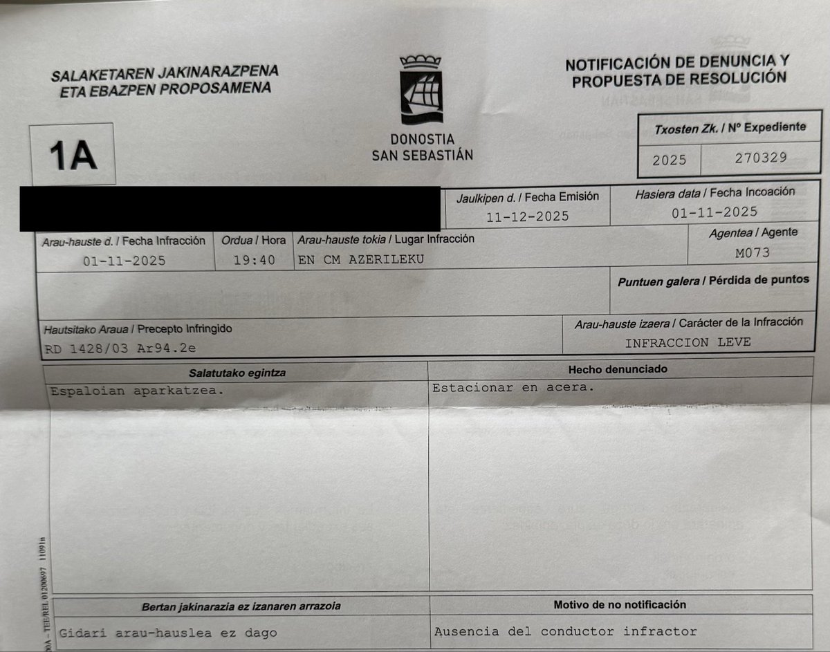 andoniotxo_'s tweet photo. De regalito de Navidad, por aparcar en la cuesta de Azerileku en un partido de la #RealSociedad. Lugar donde no molesta a nadie.

Hora y media antes del partido. El parking de Illumbe, dios sabe por qué, cerrado por meses.

¿Dónde dejo el coche? Decídmelo.

@Ayto_SS https://t.co/hiOM3T5ep0