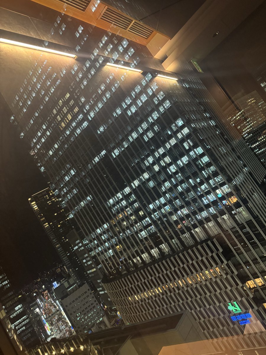 今年、
グループ会社
最後の忘年会😌
ナンバー2と、
時間潰しでBARにて、、

＃大阪市
＃梅田
＃BAR
＃忘年会