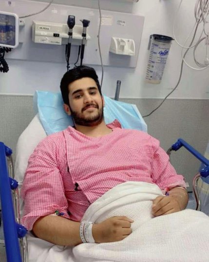 SLMAN_1902's tweet photo. عظماء من بلدٍ عظيم 🇸🇦

ريان سعيد العسيري
رجل كاد أن يلقى ربّه
وهو يحاول إنقاذ نفس بشرية اختارت اليأس
في أطهر بقاع الأرض... المسجد الحرام

أمثال هؤلاء هم من يُتفاخر بهم بين الأمم
وهم الصورة الحقيقية لهذا الوطن وأهله

ومهما تعددت المحاولات البائسة
لتشويه صورهم الطاهر فستبقى الحقيقة ناصعة

رجال تختبر مروءتهم في المواقف العصيبة
فينجحون في وقت يفشل غيرهم في اسهل المواقف