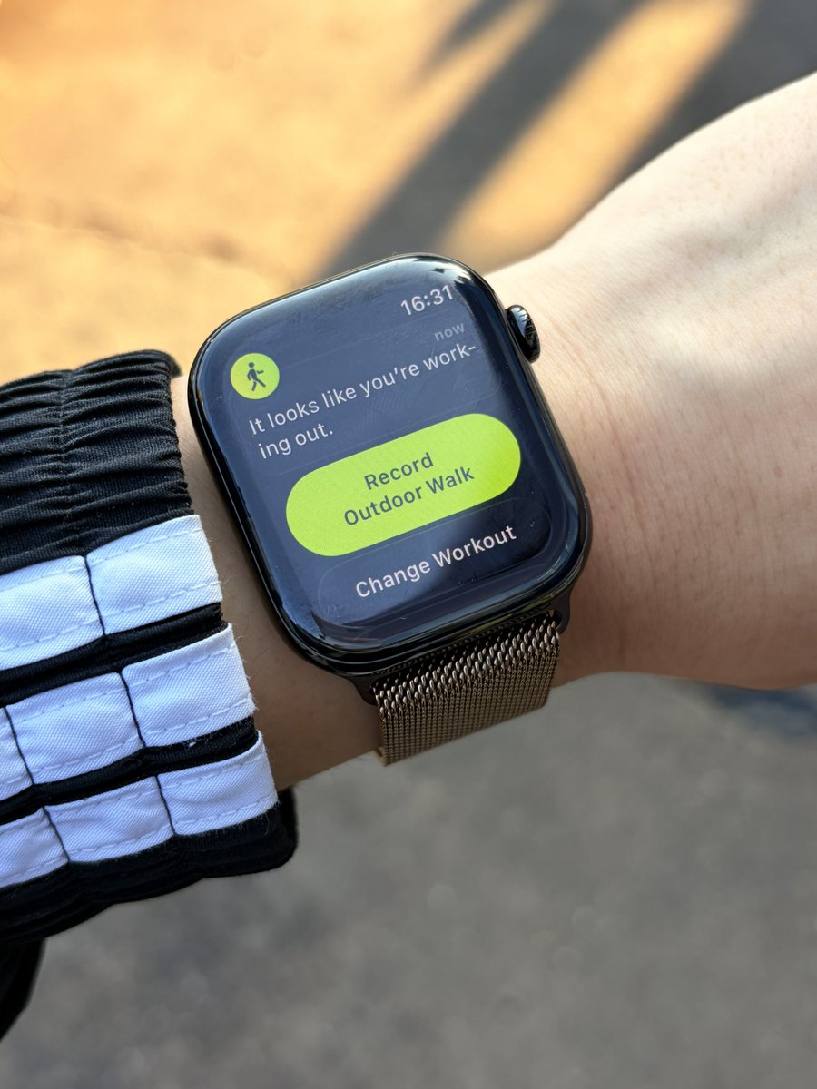 BrightMinho's tweet photo. เดิน ๆ อยู่ Apple Watch ก็ถามว่าให้นับเป็นการออกกำลังกาย Outdoor Walk มั้ย

ถ้าว่ายน้ำ มันก็ถามด้วยนะ ให้นับบันทึกว่าว่ายน้ำมั้ย แถมรู้ด้วยว่าเราว่ายน้ำท่าอะไร 🏊‍♂️ 

เป็นอะไรเล็ก ๆ น้อย ๆ
ที่ตัวอื่นให้ไม่ได้🥹 อย่าบูลลี่แบตน้องมาก น้องทำอะไรได้เยอะกว่าจริงครับ https://t.co/0WHyJudsE0