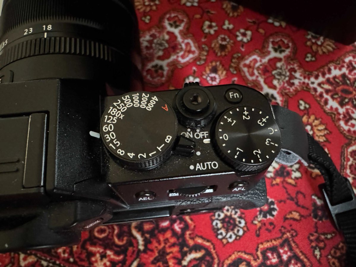 Fujifilm X-T20 (Body). Камера у відмінному стані, використовувалася дуже дбайливо та охайно. Куплена перед повномасштабним, потім через службу майже не користувався (пробіг менше 7к). Матриця чиста, всі кнопки та коліщатка працюють ідеально, екран без подряпин.