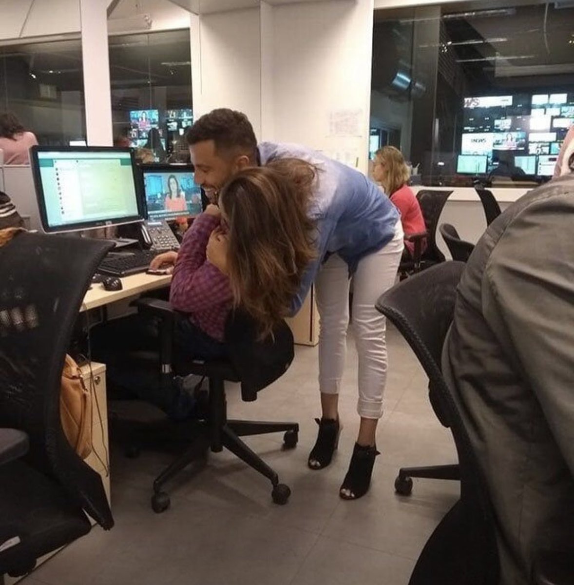 MuratZrlr's tweet photo. Topuklu ayakkabı giyen erkek olur mu  demeyin!
Nerden baktığınız önemli Bakış açınız hatalı kararlar almanıza neden olabilir 😄 https://t.co/xDFy39iw43