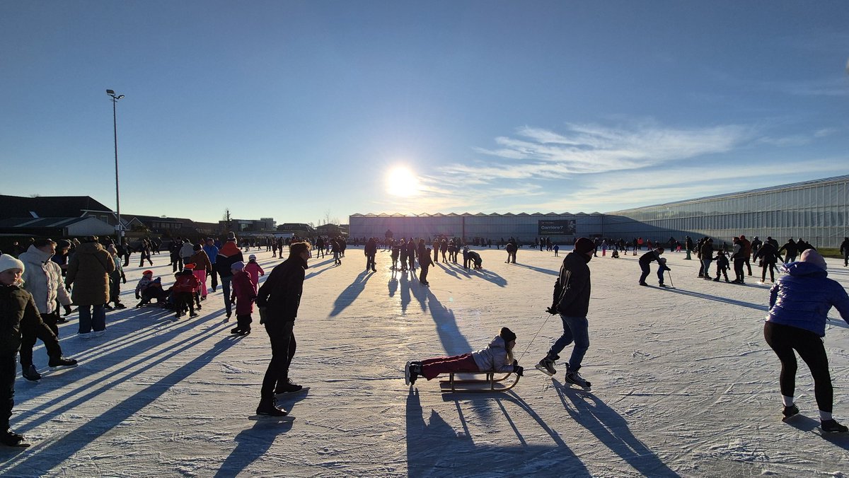 DennisvanSchie's tweet image. 🎄 | Tweede Kerstdag krullen maken op natuurijs. De Lier is open. #schaatsen #ijs #natuurijs #winter