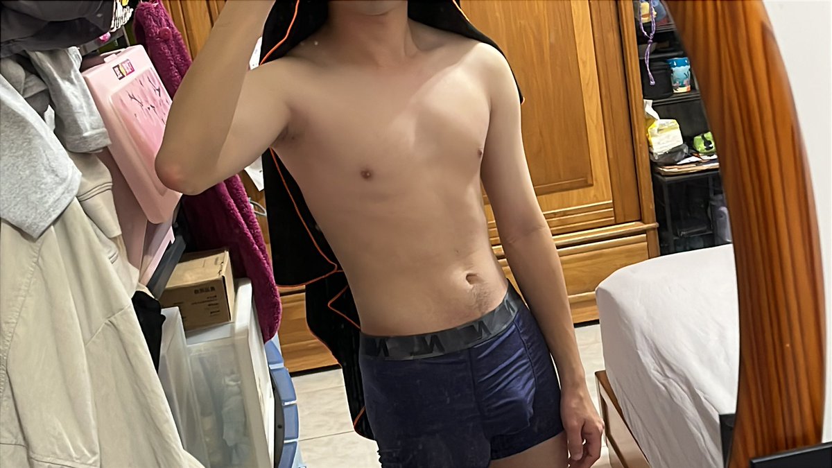 回家沒幾天就開始肥(｡ ́︿ ̀｡)
但還是紀錄一下
來看看過完寒假會胖成怎樣（？）
然後禮拜日要去除毛了 
不然真的看不下去自己的多毛體質==