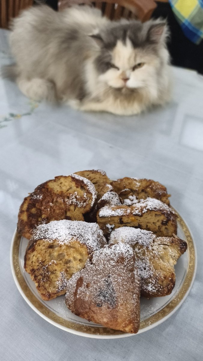 Long time no french toast. Lupa beli butter, yaudah nggo minyak goreng ae. Lupa dikasi garem yodah gpp still good. 👍🏼 Pake brown bread  jd agak buruk rupa tp enak~ 🤪