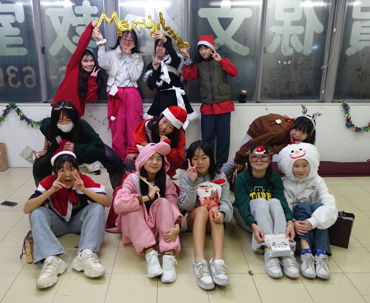 英賀保文化教室では、12月25日（木）に、
カホティ先生が指導するダンスサークル・プリズムの今年最後のレッスンがありました。

レッスンと同時にクリスマスイベントも開催されましたよ。

その様子は「あがぶんブログ」にて掲載しています。↓
ameblo.jp/agabun-1985/en…