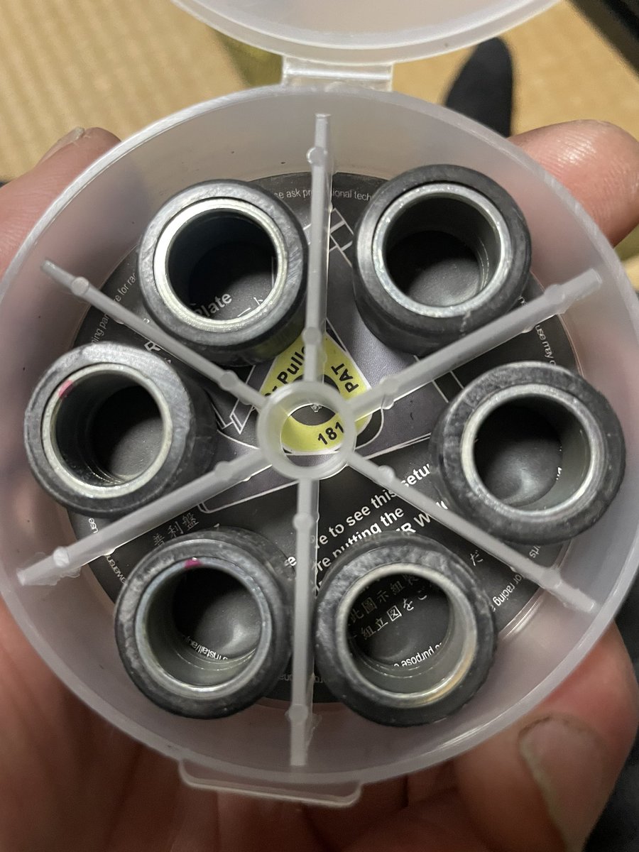 NMAX4796's tweet photo. 仕事を半日で切り上げ午後からバイクに詳しい友人の所に
距離も1万㌔を超えたので、前後のブレーキパッド&フルード、プラグ、Vベルト、ウエイトローラーを交換
1万㌔超えのウエイトローラーの写真も載せておきますので、ご参考に
タイヤも含めレビューはまた後ほど
#NMAX #MotoDX #Drプーリー https://t.co/aE2VvqIomt