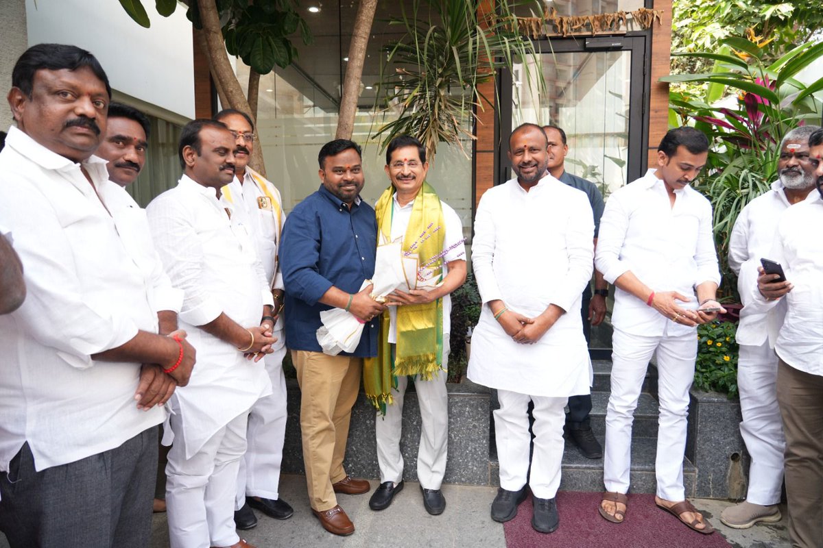 sattu_mallesh's tweet photo. తెలంగాణ రాష్ట్ర ముఖ్యమంత్రివర్యులు శ్రీ @revanth_anumula గారి సలహాదారులు @Vemnarenderredy గారి పుట్టినరోజు సందర్భంగా నేడు వారిని మర్యాదపూర్వకంగా కలసి శాలువాతో సత్కరించి జన్మదిన శుభాకాంక్షలు తెలియజేయటం జరిగింది.
#happybirthday
#cmadvisor
#vemnarendarreddy https://t.co/mFYiSfWG16
