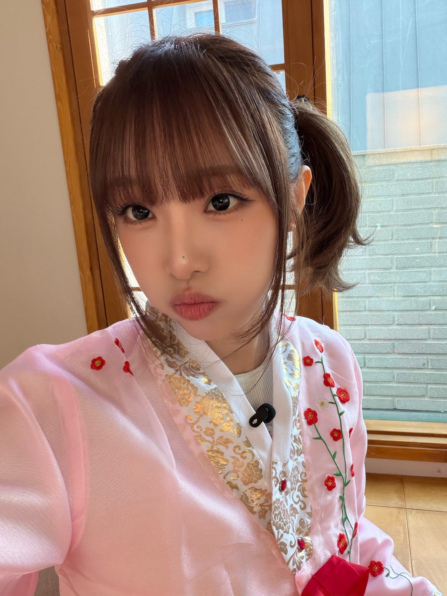 [📸YENA PIC]

25.12.26 #쉬면서해

두바이 쫀득 쿠키가 왜 필요한지 진짜 모르겠네…💭
나한텐 두쫀쿠보다 달콤한 한복 입은 예나가 있는데🫠
한복 + 옆니테일 셀카를 가진 지구미가 진정한 승리자👑🤳🏻

#최예나 #예나 #YENA