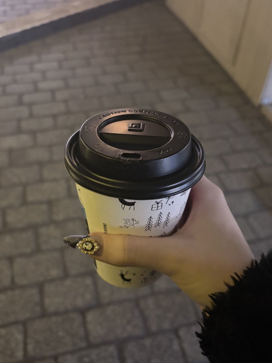 pierwszy raz w zyciu pilam wino grzane (malinowe) i bylo tak mocne, ze ojapidi.
brzuch mnie dalej boli po tej wigilii 😔 i pierwszy raz bylam na pasterce !!