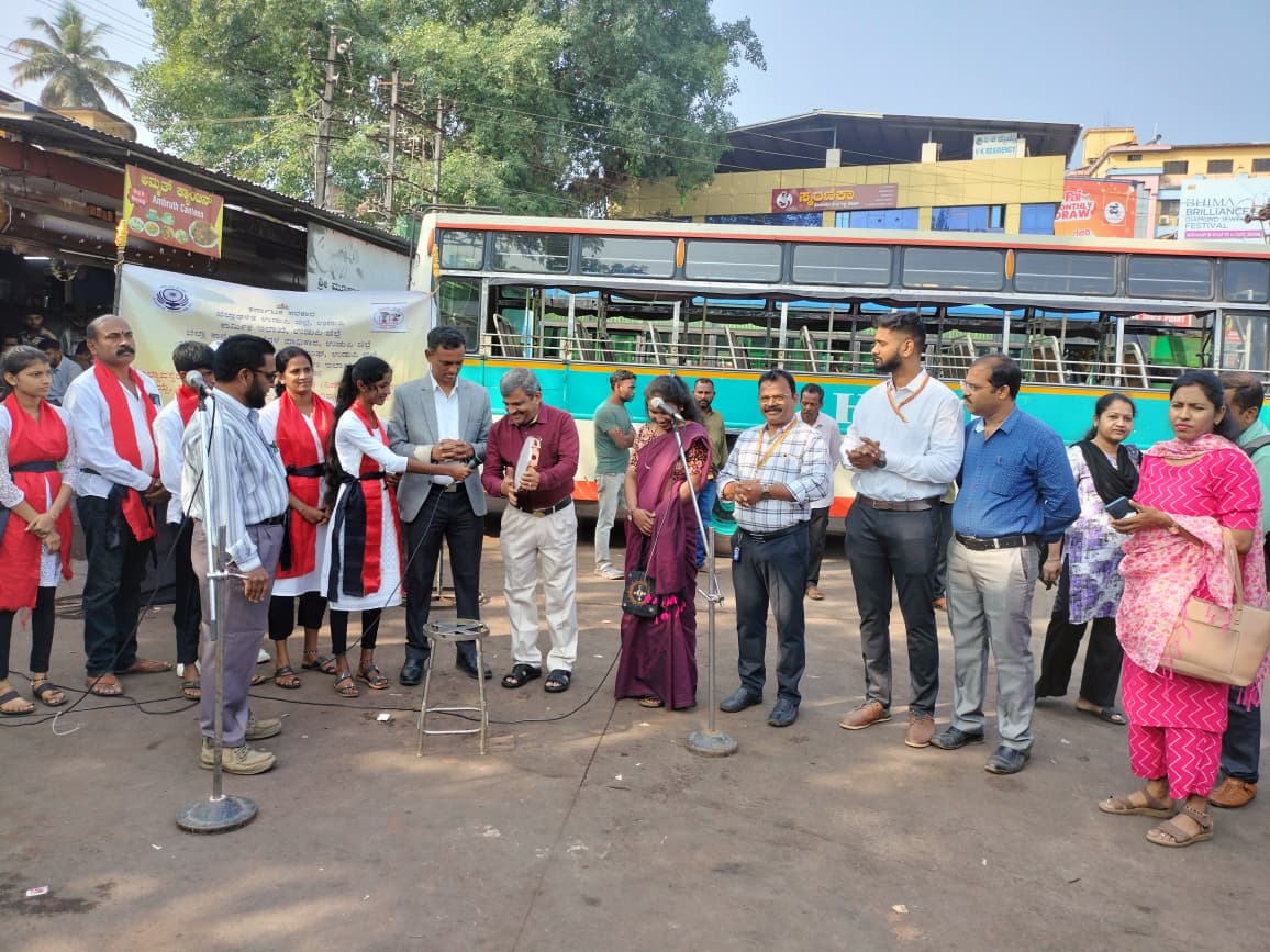 sclpudupi's tweet photo. ಬಾಲಕಾರ್ಮಿಕ &amp;ಕಿಶೋರ ಕಾರ್ಮಿ‍ಕ(ನಿಷೇಧ ಮತ್ತು ನಿಯಂತ್ರಣ) ಕಾಯಿದೆಯ ಕುರಿತು  ಬೀದಿ ನಾಟಕ ಕಾರ್ಯಕ್ರಮವನ್ನು ಮಾನ್ಯ ಡಾ. ತಿಪ್ಪೆಸ್ವಾಮಿ ರಾಜ್ಯ ಮಕ್ಕಳ ಹಕ್ಕುಗಳ ಆಯೋಗದ ಸದಸ್ಯರು ಬೆಂಗಳೂರು ಇವರು ತಮಟೆ ಬಡಿಯುದರ ಮೂಲಕ ಕಾರ್ಯಕ್ರಮವನ್ನುಉದ್ಘಾಟಿಸಿದರುಕಾರ್ಮಿಕ ಅಧಿಕಾರಿಗಳು ಹಾಗೂ ಯೋಜನಾ ನಿರ್ದೇಶಕರು ಇಲಾಖಾ ಸಿಬ್ಬಂದಿಗಳು ಉಪಸ್ಥಿತರಿದ್ದರು. https://t.co/guKFUSYVzq