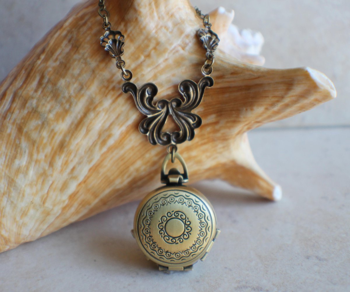 charsfavorite's tweet photo. Capture memories beautifully with the Blue Dragonfly Multi Photo Locket for just $75.00. Wear your cherished moments wherever you go! #JewelryDesign #MemoryKeeper
Shop Now https://t.co/6rvL7hLaXH https://t.co/ZFc0rAEo4E