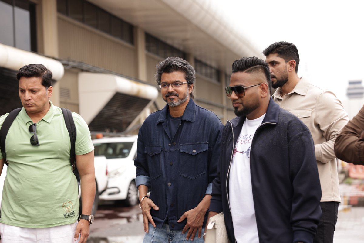 KvnProductions's tweet photo. Thalapathy entry.. Blast-u Blast-u 🔥🔥🔥

#JanaNayaganAudioLaunch 💥

#JanaNayagan
#JanaNayaganPongal
#JanaNayaganFromJan9

#Thalapathy @actorvijay @KvnProductions #HVinoth @hegdepooja @anirudhofficial @thedeol @_mamithabaiju @Jagadishbliss @LohithNK01 @RamVJ2412 @TSeries https://t.co/OLeyVBE5dA