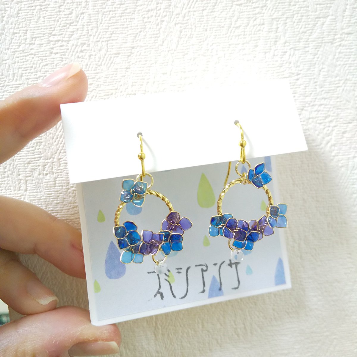 こんにちは🌞
とてもお久しぶりになってしまいました( ´;ﾟ;∀;ﾟ;)

今日は、紫陽花さんの発送してきました!!
たくさん可愛がってもらうんだぞ!!
無事に届きますように☆

今年もあと数えるほどになりましたね。
皆さまよいお年をお迎えくださいませ(* ´ ▽ ` *)ﾉｼ
(minne.com/items/34375261)