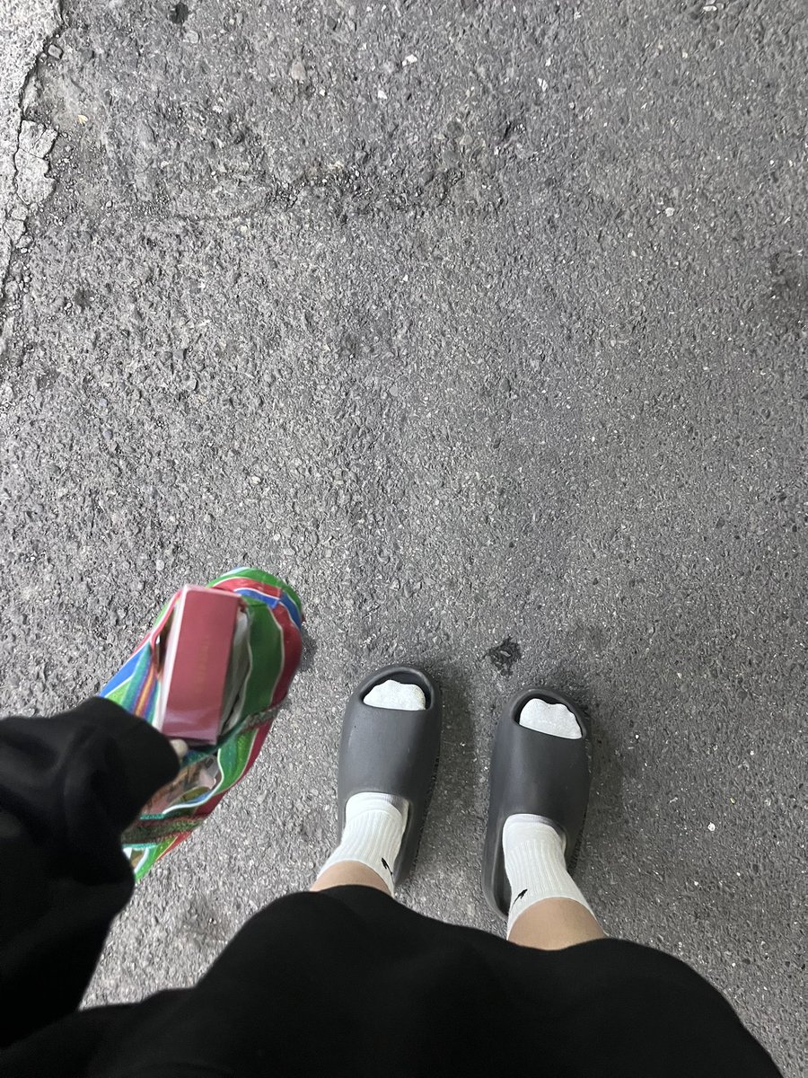 我回家每天出門都長這樣

：你怎麼長得跟高中一樣

😠我才畢業半年