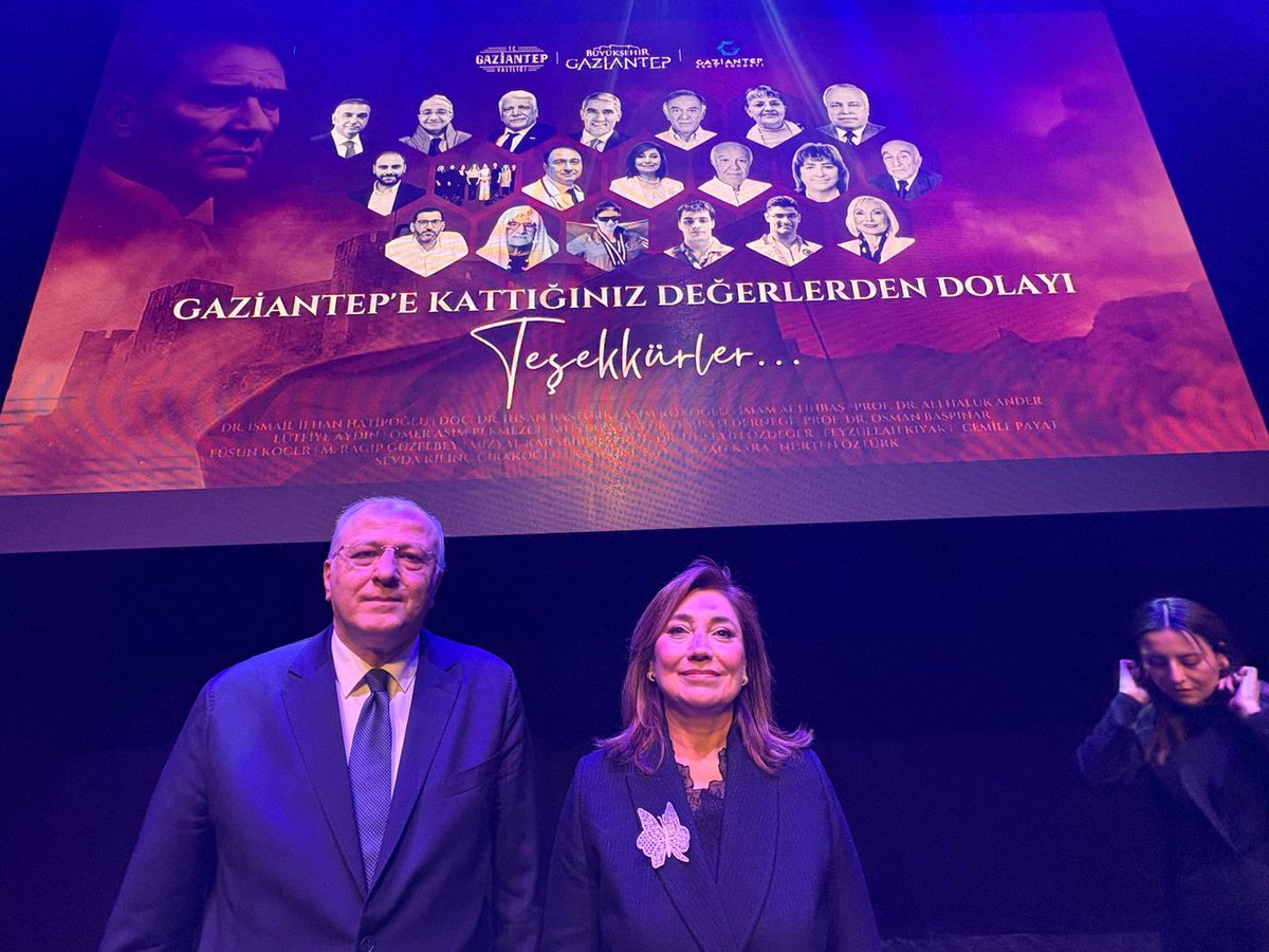 fusunkocer's tweet photo. 25 Aralık Kurtuluş haftası dolayısıyla düzenlenen Gaziantep’e değer katanlar ödül töreninde ödüle  layık görülmekten ve Gençlik Spor Bakanı Osman Aşkın Bak’ın elinden almaktan büyük onur duydum.Gaziantep Büyükşehir Başkanımız Sn. @fatmasahin ‘e ve ödül komitesine tesekkür ederim https://t.co/hbAdHifv5T