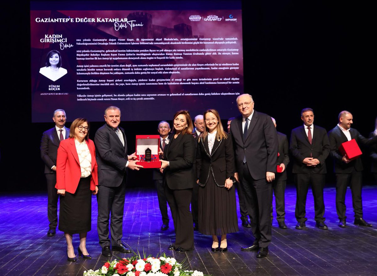 fusunkocer's tweet photo. 25 Aralık Kurtuluş haftası dolayısıyla düzenlenen Gaziantep’e değer katanlar ödül töreninde ödüle  layık görülmekten ve Gençlik Spor Bakanı Osman Aşkın Bak’ın elinden almaktan büyük onur duydum.Gaziantep Büyükşehir Başkanımız Sn. @fatmasahin ‘e ve ödül komitesine tesekkür ederim https://t.co/hbAdHifv5T
