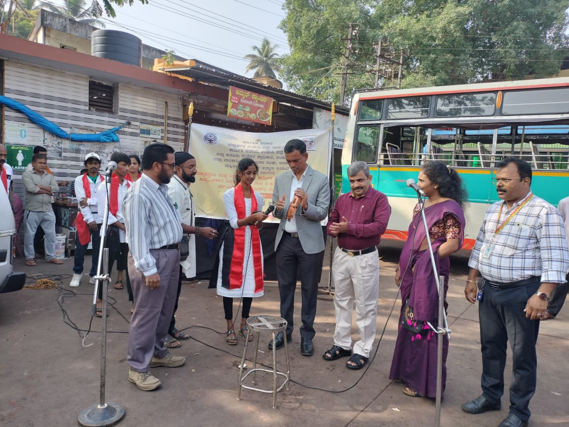 sclpudupi's tweet photo. ಬಾಲಕಾರ್ಮಿಕ &amp;ಕಿಶೋರ ಕಾರ್ಮಿ‍ಕ(ನಿಷೇಧ ಮತ್ತು ನಿಯಂತ್ರಣ) ಕಾಯಿದೆಯ ಕುರಿತು  ಬೀದಿ ನಾಟಕ ಕಾರ್ಯಕ್ರಮವನ್ನು ಮಾನ್ಯ ಡಾ. ತಿಪ್ಪೆಸ್ವಾಮಿ ರಾಜ್ಯ ಮಕ್ಕಳ ಹಕ್ಕುಗಳ ಆಯೋಗದ ಸದಸ್ಯರು ಬೆಂಗಳೂರು ಇವರು ತಮಟೆ ಬಡಿಯುದರ ಮೂಲಕ ಕಾರ್ಯಕ್ರಮವನ್ನುಉದ್ಘಾಟಿಸಿದರುಕಾರ್ಮಿಕ ಅಧಿಕಾರಿಗಳು ಹಾಗೂ ಯೋಜನಾ ನಿರ್ದೇಶಕರು ಇಲಾಖಾ ಸಿಬ್ಬಂದಿಗಳು ಉಪಸ್ಥಿತರಿದ್ದರು. https://t.co/guKFUSYVzq