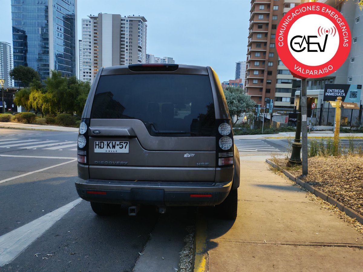 #Concon Desde el día miércoles 24 de diciembre, conductor deja estacionado su vehículo sobre la vereda peatonal en Av. Francisco Soza al llegar a calle Las Cinerarias.
<a href="/NicoleLayana/">NicoLe Layana</a> <a href="/marlonaguirios/">marlon rios</a> <a href="/municoncon/">municoncon</a>