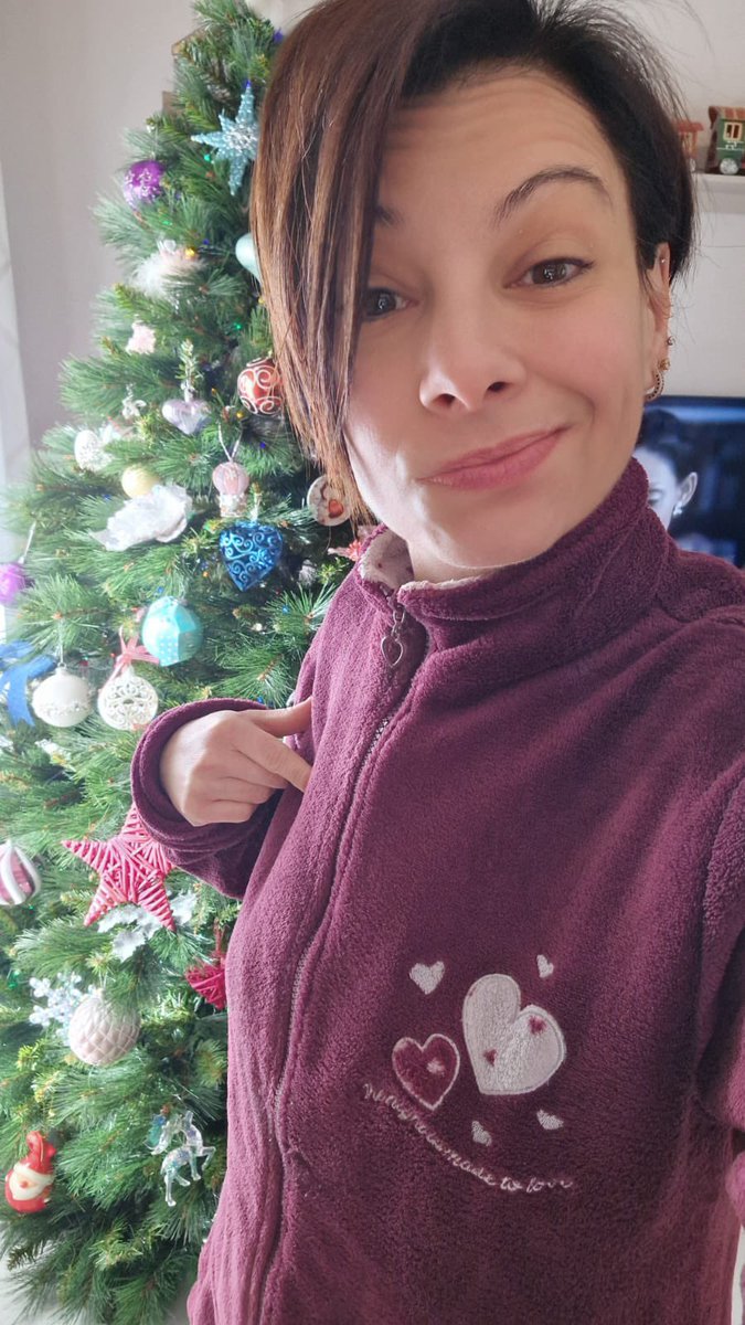 smilingPamPam's tweet image. Oggi, da tradizione, niente maglione bello, solo una tuta stralabbrata per compensare lo sblusamento addominale!😅😂
Anche questo è Natale!😬

Da #Natale a #SantoStefano