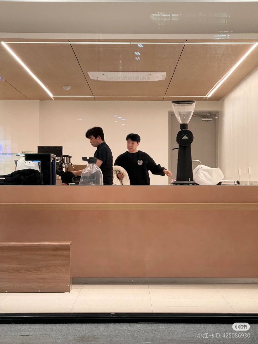dieyanakhj's tweet image. COFFEE MACHINES ARE BROUGHT IN AND BEING INSTALLED!! 😭🥹

HARU IS REALLY COMING BACK REAL SOOOON (in ODE's building) 🥹🥹🥹🥹😭😭😭😭💕💕💕💕💕

©BabeZoe