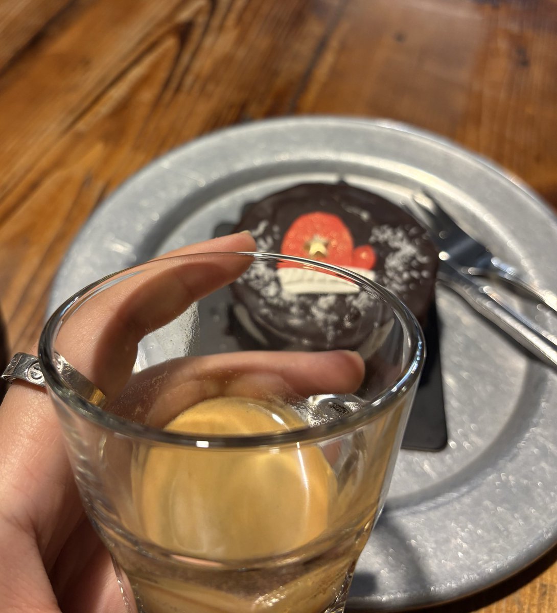 اسپرسو میزنم تا رژیمی باشه ولی بدون چیز کیک که نمیره پایین🤡