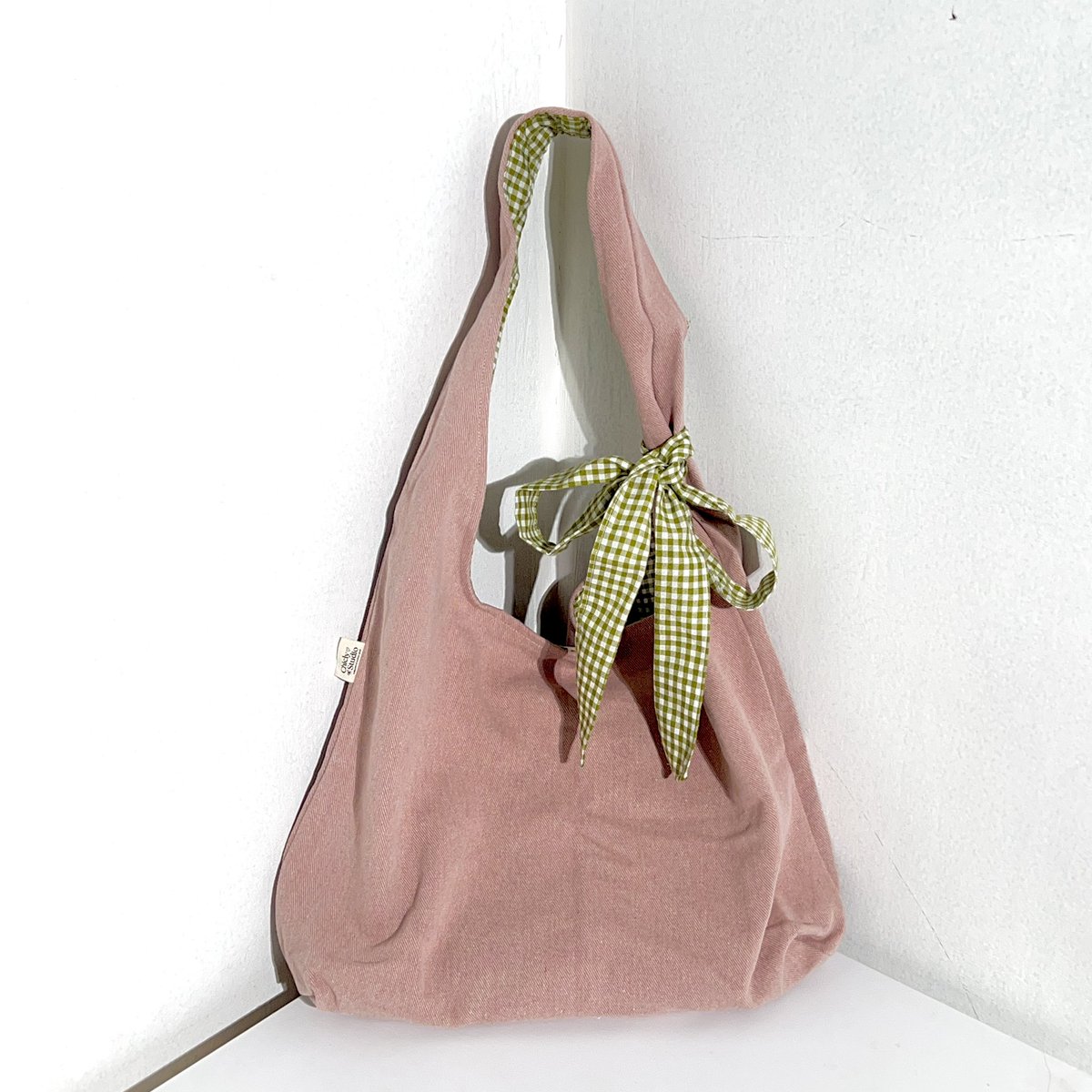 berburushopee's tweet photo. FOUND THE CUTEST HOBO BAG FROM A LOCAL BRAND!!🇮🇩

it’s reversible so you can get 2 different looks &amp; the color is literally giving strawberry matcha latte vibes https://t.co/X5t7FfXHf7