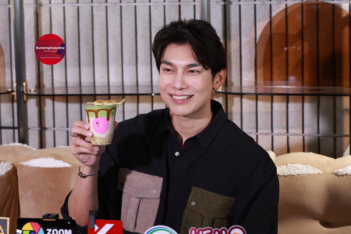 Bunterngonline's tweet image. 📷 มิว  ศุภศิษฎ์”🎙️ในงานเปิดตัวซิงเกิลใหม่ ✨✨✨
MEW MISSESME OUT NOW
#MissEsme
#MissEsmePromo
#MewSuppasit