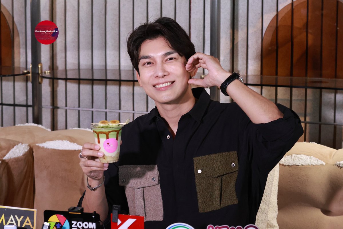 Bunterngonline's tweet image. อีกset📷✨ มิว  ศุภศิษฎ์”🎙️ในงานเปิดตัวซิงเกิลใหม่ ✨✨✨
MEW MISSESME OUT NOW
#MissEsme
#MissEsmePromo
#MewSuppasit