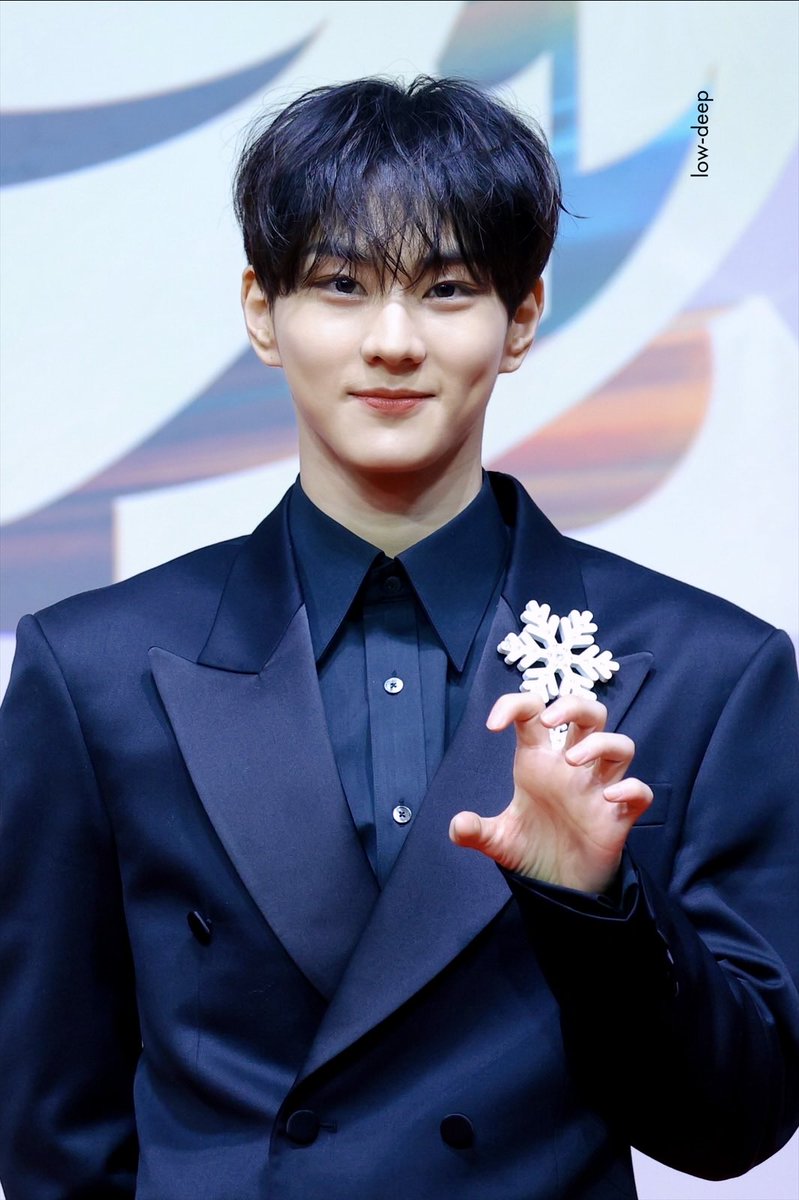 low-deep tweet media