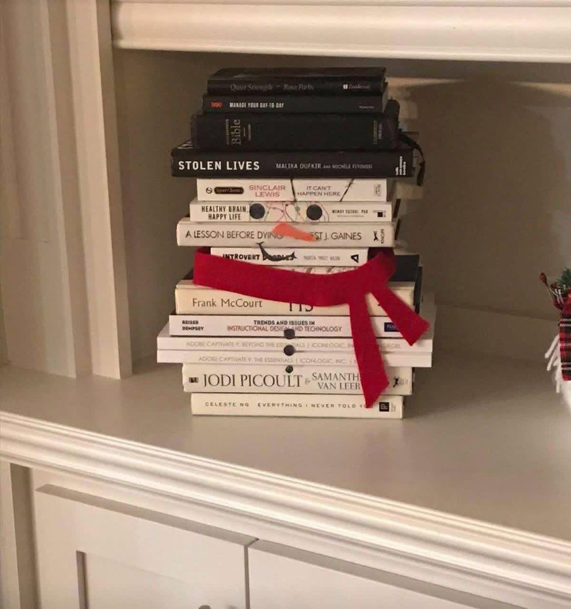 🙂 «Si piensas llegar a alguna parte en la vida, tienes que leer muchos libros».  

✍️ Roald Dahl