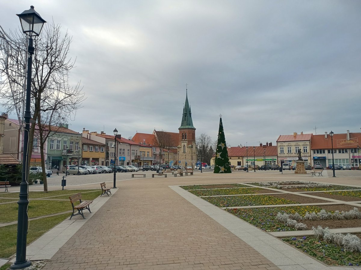 Dehors par -3° (ressenti -10). Femme et enfants à l'église. Jour férié aux confins de l'UE. Joyeuses fêtes de fin d'années à tous ! 🇵🇱 #Strzyżów