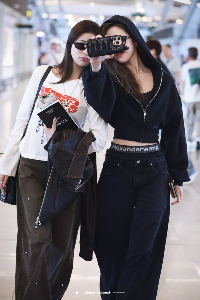 pianpideniunai's tweet photo. 𝟐𝟎𝟐𝟓𝟏𝟐𝟐𝟔 𝐛𝐤𝐤 🛫. 𝟗𝟕𝟕𝟗♡ 𝐏𝐚𝐫𝐭 𝐈

Low-key, high chemistry.🖤
@janeeeyeh @Kaosupassara9

#KaoJaneJaneKao #เก้าเจนเจนเก้า
#supassra_sp #janeeyeh https://t.co/a68jKB9bPO
