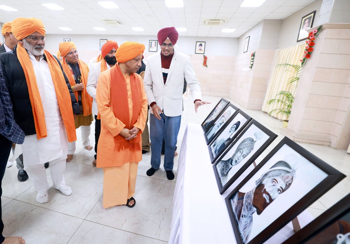 myogiadityanath's tweet photo. लंगर हमारे संस्कार हैं, हमारी गुरु परंपरा है।

आज लखनऊ स्थित सरकारी आवास पर वीर बाल दिवस (साहिबजादा दिवस) एवं गुरु श्री तेग बहादुर जी महाराज की 350वीं शहादत स्मृति को समर्पित चित्रकला प्रदर्शनी का अवलोकन किया एवं लंगर में प्रसाद ग्रहण करने का सौभा���्य प्राप्त हुआ। https://t.co/lLAP33miuY